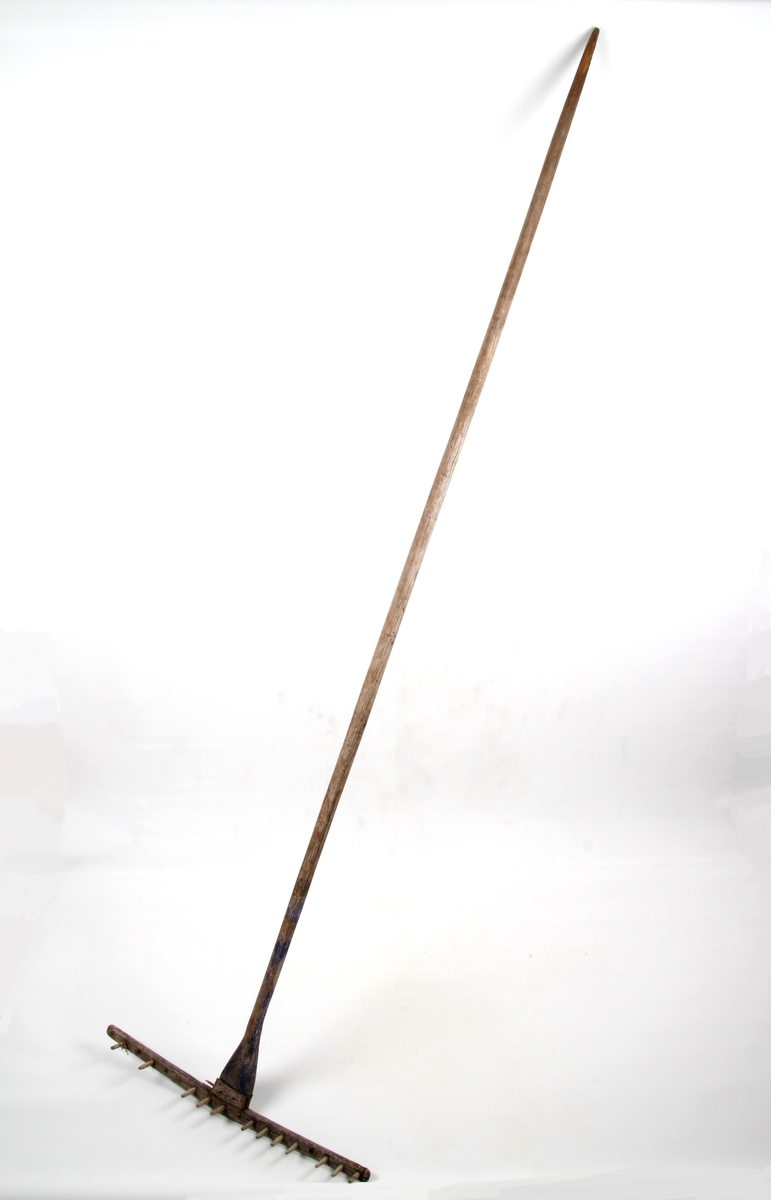 Trerive med rester av blåmaling. Brukt til å rake høy.