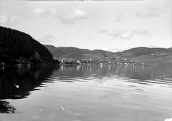 Børsa og Børsa kirke fotografert fra fjorden