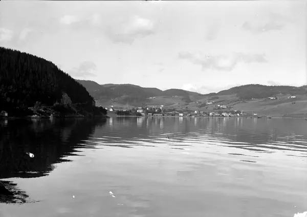 Børsa og Børsa kirke fotografert fra fjorden