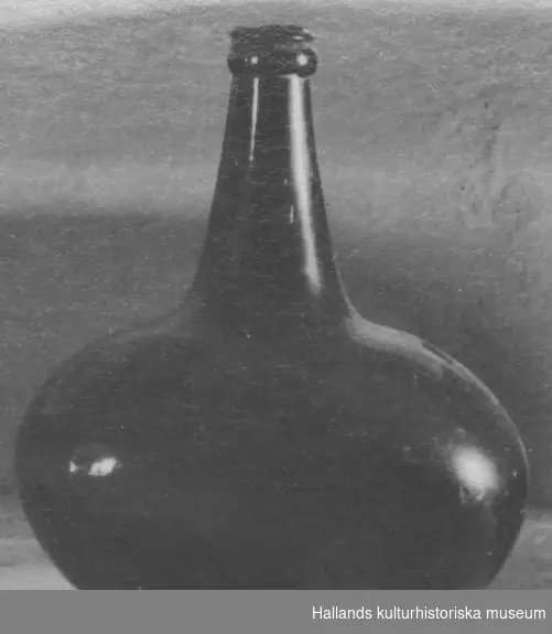 Mörkgrön flaska av glas.