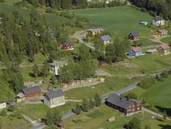 Øyer, Tretten sentrum. I nedre billedkant, en brun, stor byg