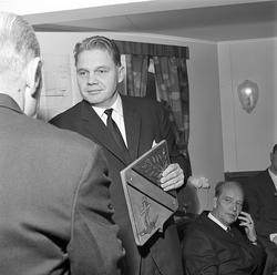 Pressemotagelse, M/T Porsgrunn. Ordføreren overrekker byvåpe