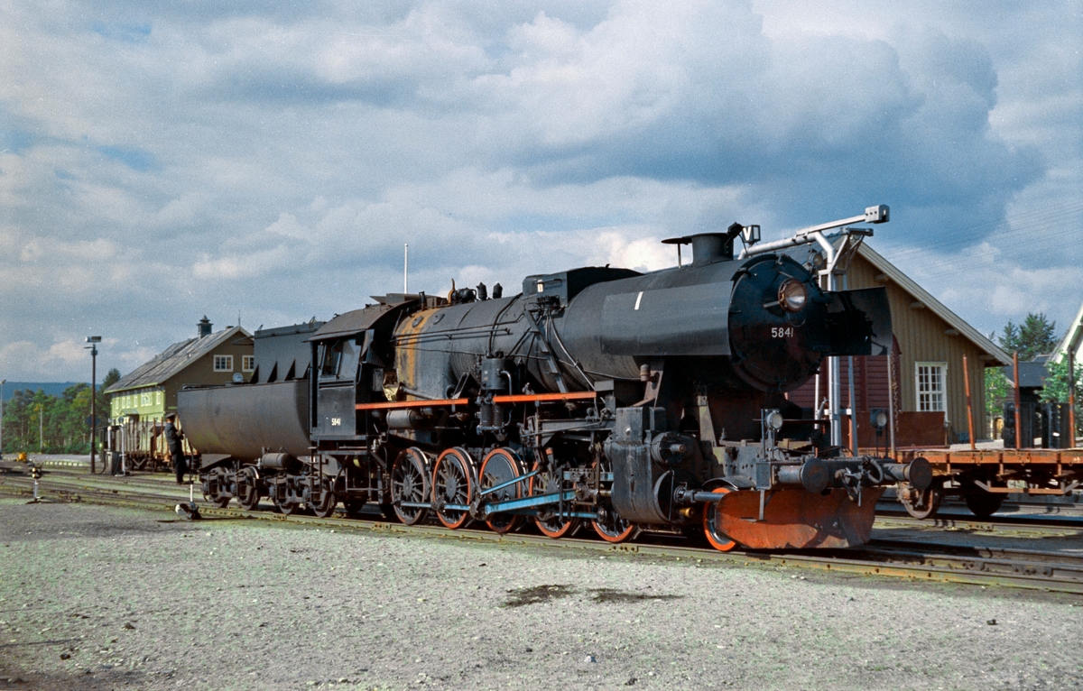 Damplokomotiv type 63a nr. 5841 på Røros stasjon. Lokomotivet skal benyttes i godstog fra Røros til Trondheim. Dette var trolig et av de siste godstogene på Rørosbanen som ble fremført med damplokomotiv.
