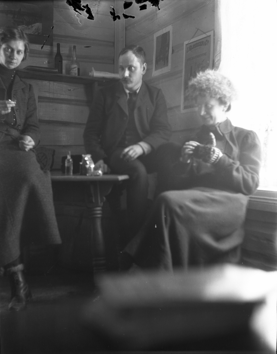 Rikard Berges fotoarkiv. Portretter, landskap, folkeliv. Bilde nr. 8.

Fotografier tatt av Rikard Berge. 642 nummer. Samlingen består av negativer bladfilm. Motivene er ført inn i egen protokoll av Berge. Protokollen har tittel "Bilæt-emne"