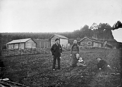 Personer foran lite gardsbruk. 
Løkkebakken, bilde tatt 1898