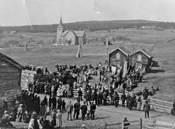 Menneskemengde samlet ved bautaen ved Os kirke