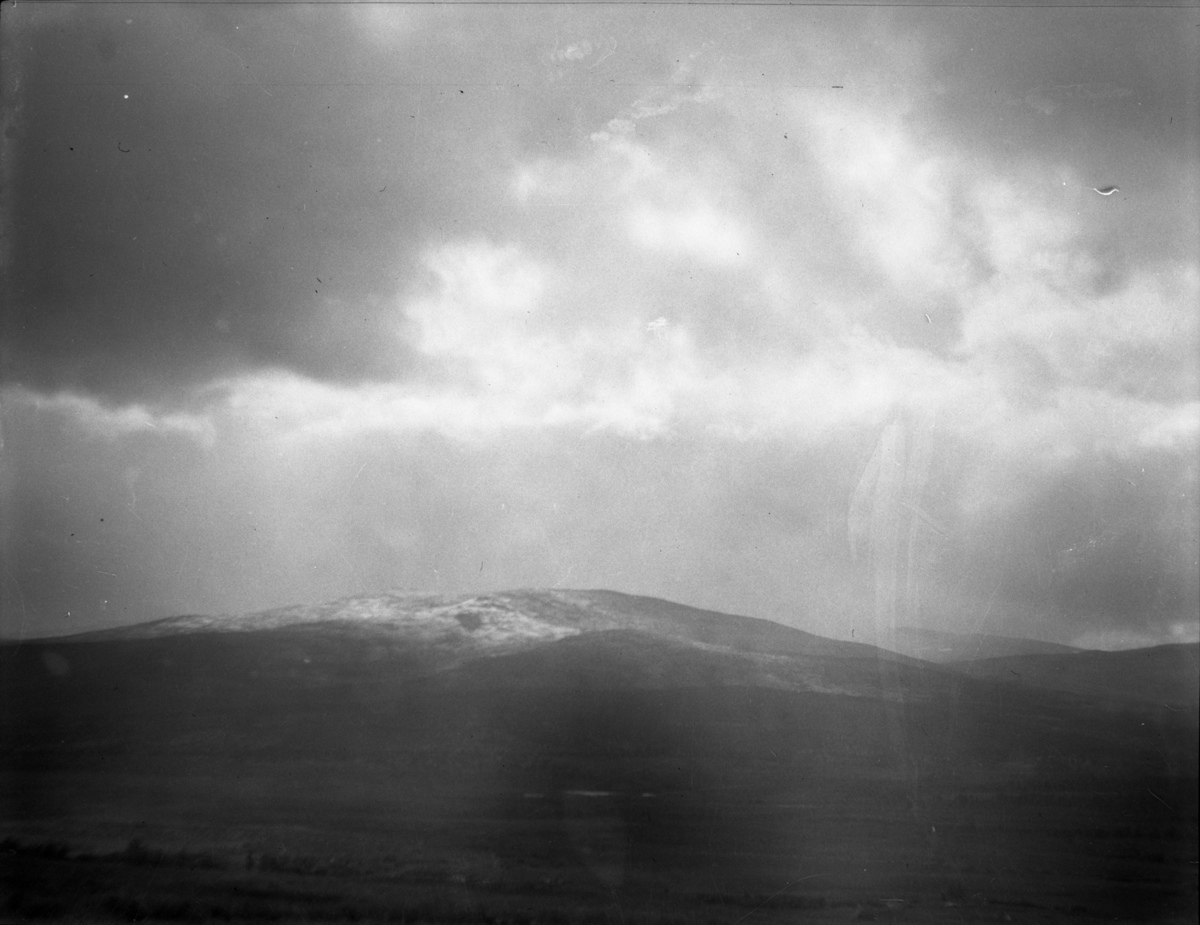 Rikard Berges fotoarkiv. Portretter og landskap. Bilde nr. 13.

Fotografier tatt av Rikard Berge. 642 nummer. Samlingen består av negativer bladfilm. Motivene er ført inn i egen protokoll av Berge. Protokollen har tittel "Bilæt-emne"