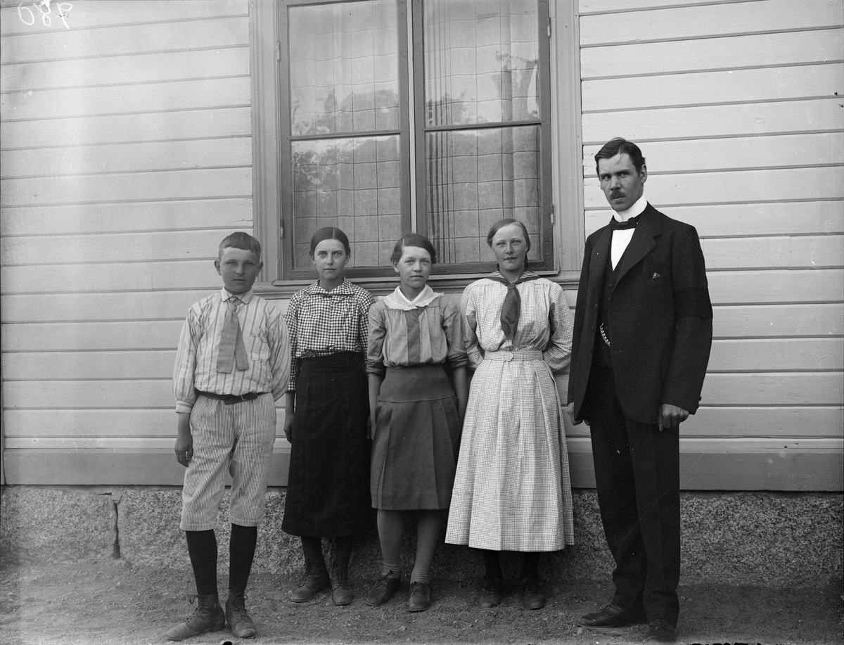 Elever och lärare vid Isby skola, Simtuna socken, Uppland 1917
