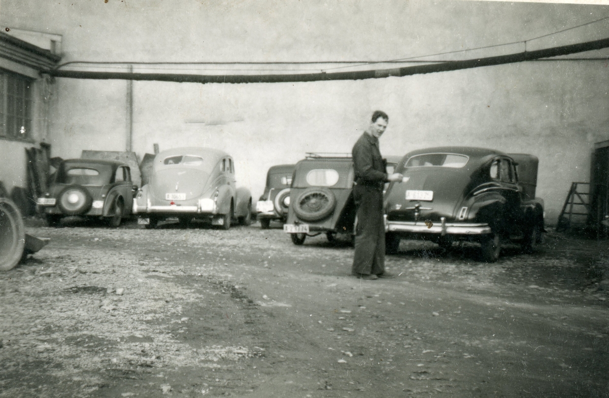 Garasje med fem bilar
Frå v.: førkrigs DKW, mogleg Chrysler eller Dodge 1939, to ukjente, Nash 1946-48