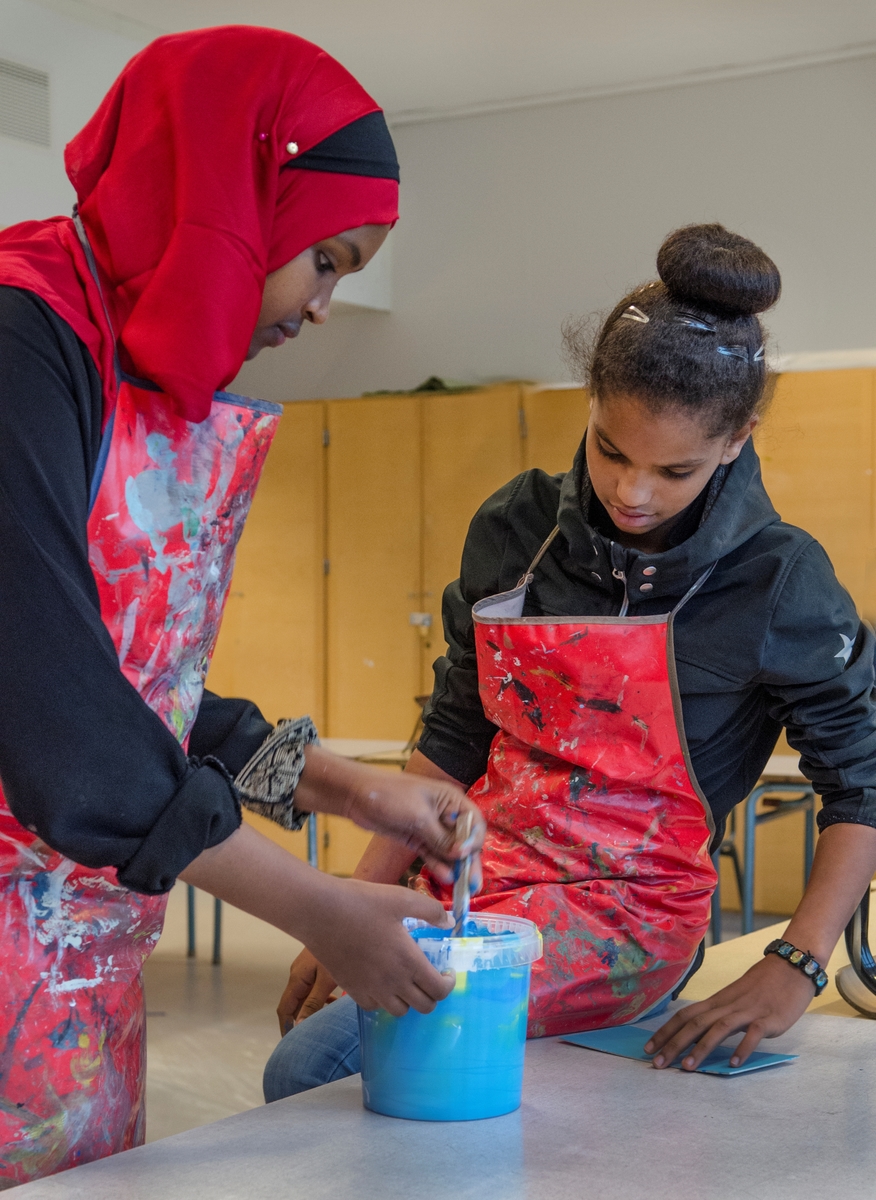 Moi og Salamah skapte et temporært kunstprosjekt sammen med elever i en valgfagsklasse på Ski ungdomsskole. Gjennom de neste ukene skal de se på fargene i byen og landskapet. Kunstnerne ønsket å invitere en gruppe elever til å undersøke Ski gjennom farger. Målet er at de vil se sin hjemby med nye øyne og at vi sammen kan skape nye fortellinger om Ski. Moi inviterte også kunstnar og forfattar Geir Yttervik til å undervise elevane i Josef Albers’ fargelære.