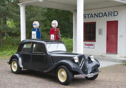 En Citroën, modell anno 1935, parkert utenfor bensinstasjone