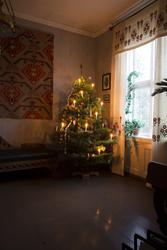 Juletre i dagligstuen. Formidling av juletradisjoner i leili