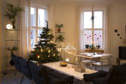 Juletre i stue. Formidling av juletradisjoner i leiligheten 