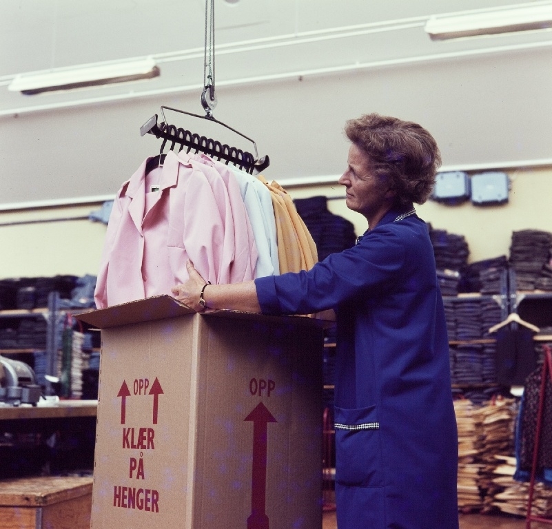 Kvinnelig arbeider pakker klær i esker i ferdiglageret til konfeksjonsfabrikken til Jonas Øglænd AS på Sandnes.