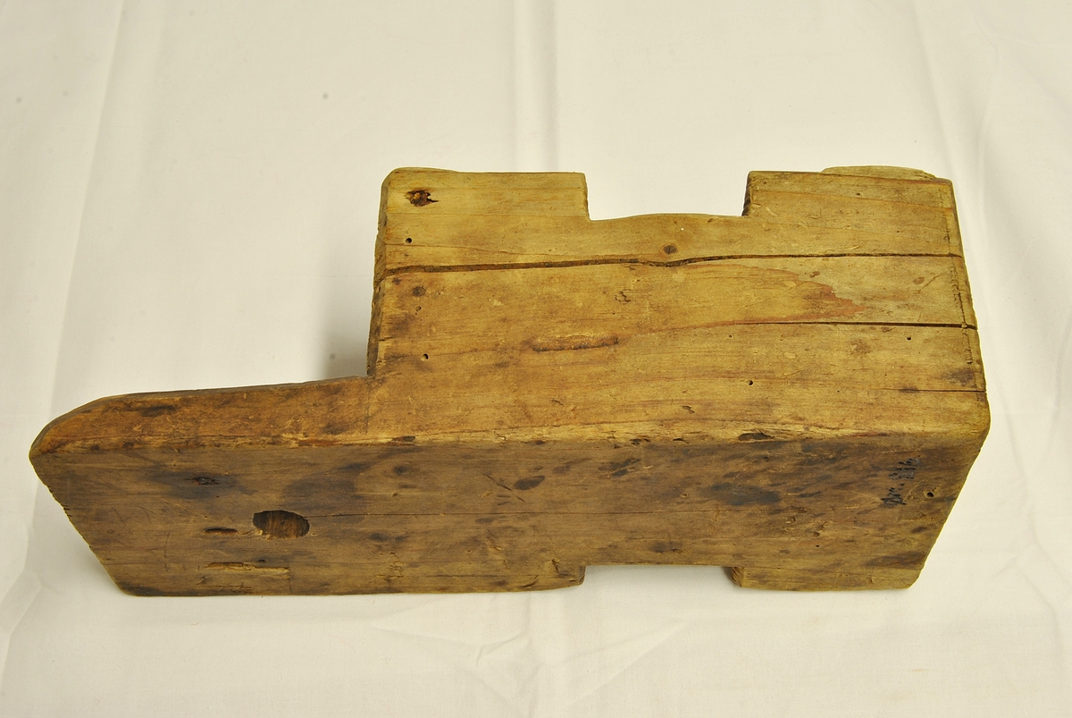 Form: tilnærma rektangulær, og en sylindrisk del