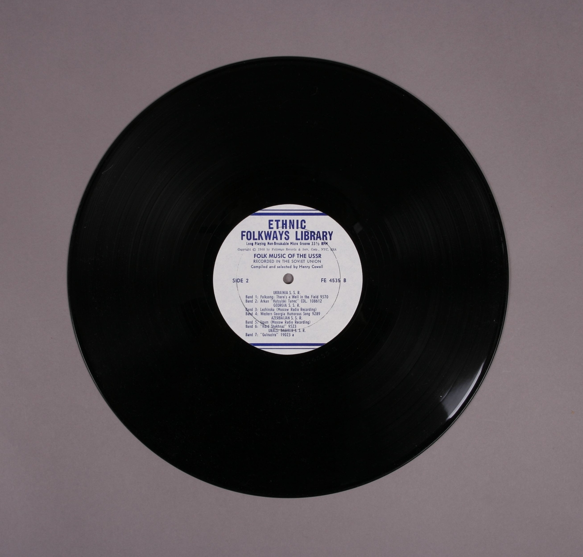 Grammofonplate i svart vinyl og plateomslag i papp. Ligger også ved et hefte som innehodler sangtekster både på orignalspråket, og oversatt. Plata ligger i en papirlomme.
