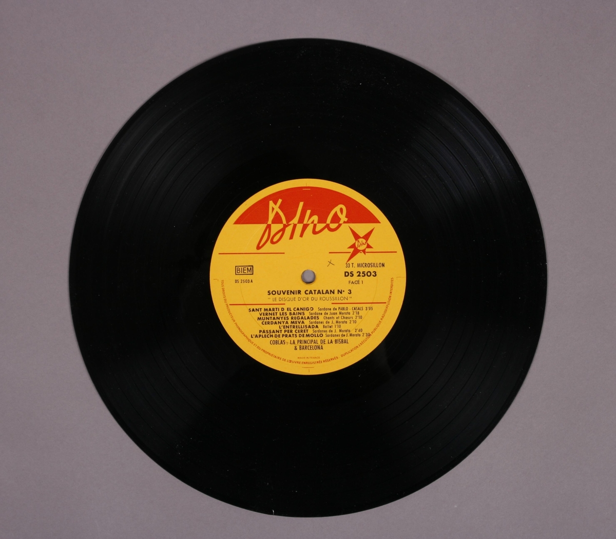 Grammofonplate i svart vinyl med plateomslag. Plateomslag er kombinert med hefte (se bilde).