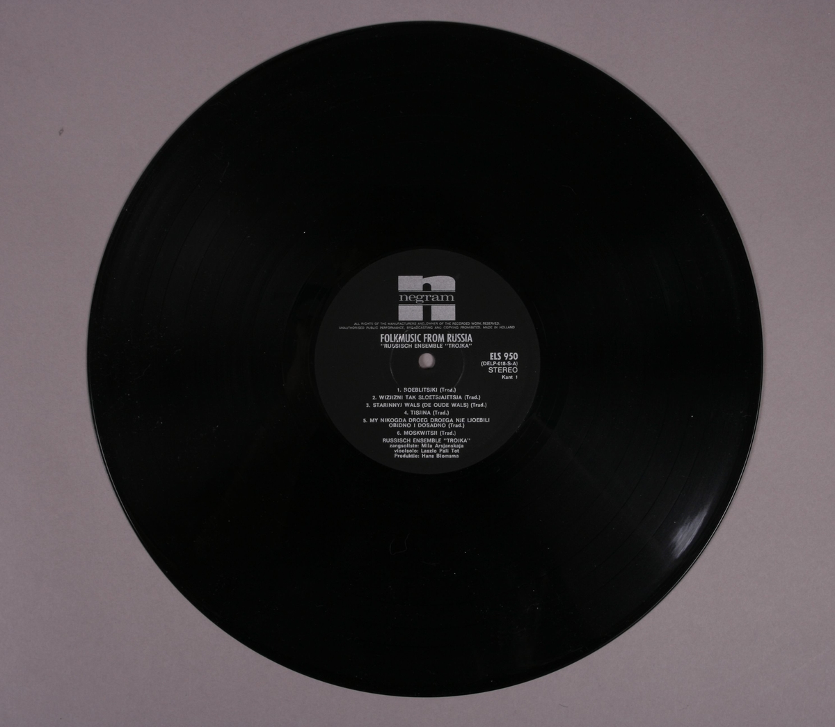Grammofonplate i svart vinyl og plateomslag i papp. Platen tilhører serien "Volksmuziek Uit". Plata ligger i en papirlomme.