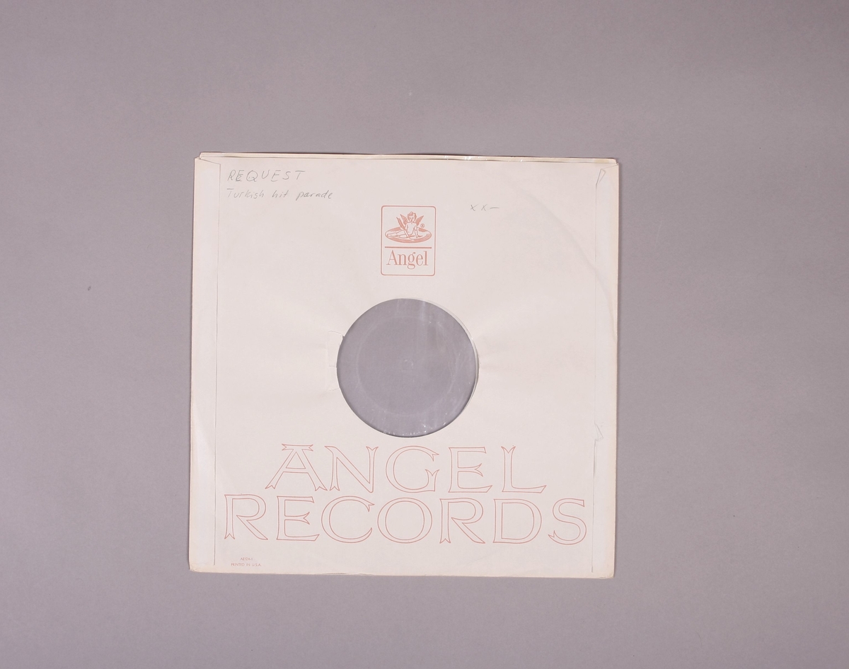 Grammofonplate i svart vinyl. Plata ligger i en uoriginal papirlomme med plastfôr stemplet "Angel Records". Ligger også med et A4-ark med beskrivelse av platen som har påskrift (se bilde).