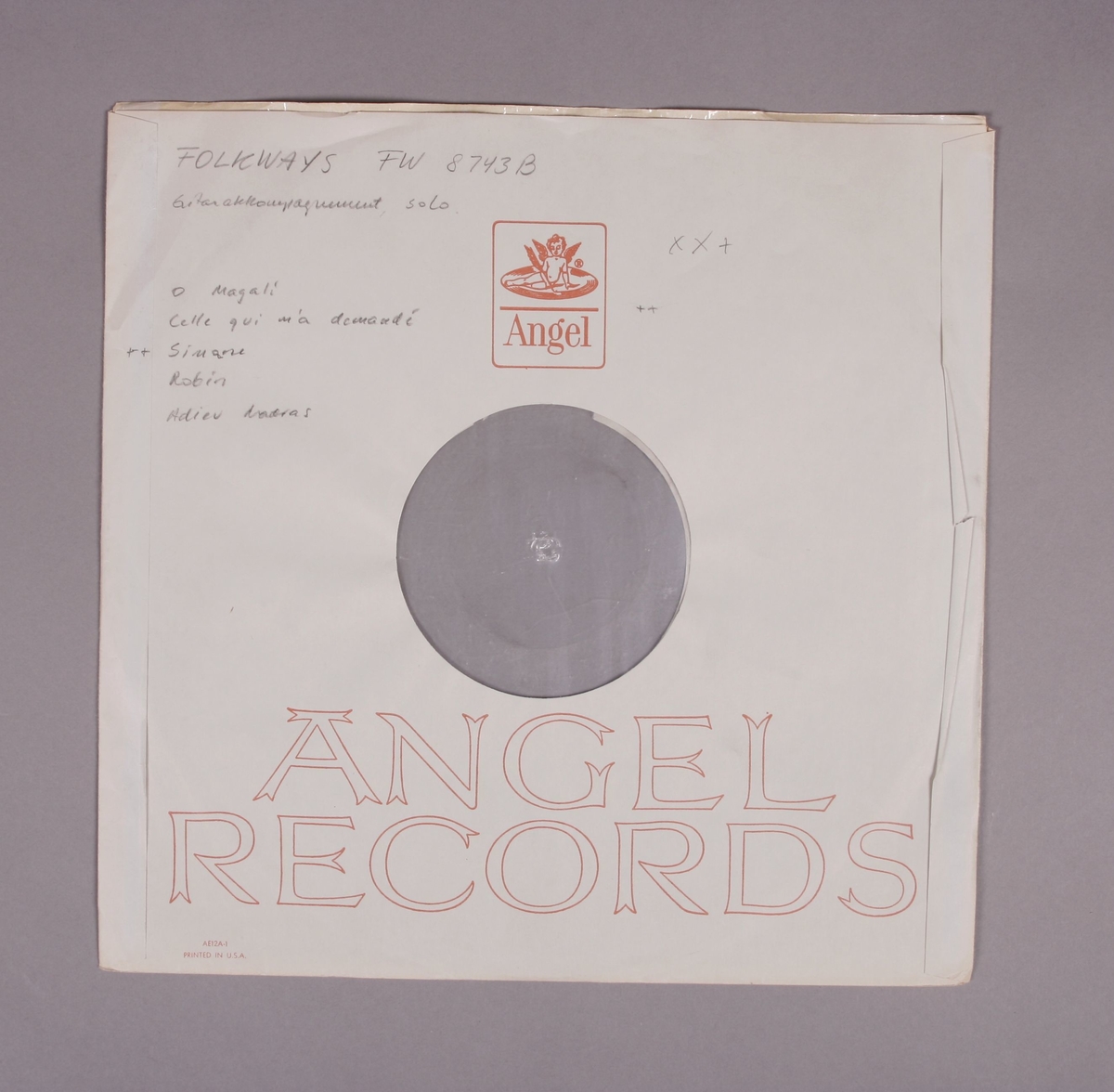 Grammofonplate i svart vinyl. Plata ligger i en uoriginal papirlomme med plastfôr stemplet "Angel Records". Påskrift på den ene siden av papirlommen (se bilde).