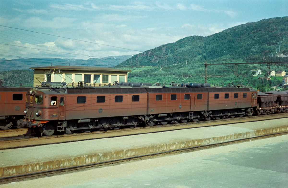 Fullastet malmtog fra Kiruna har ankommet Narvik stasjon. Toget trekkes av Statens Järnvagars elektriske lokomotiv type Dm / Dm3 1215, 1245 (Josefina) og 1216.