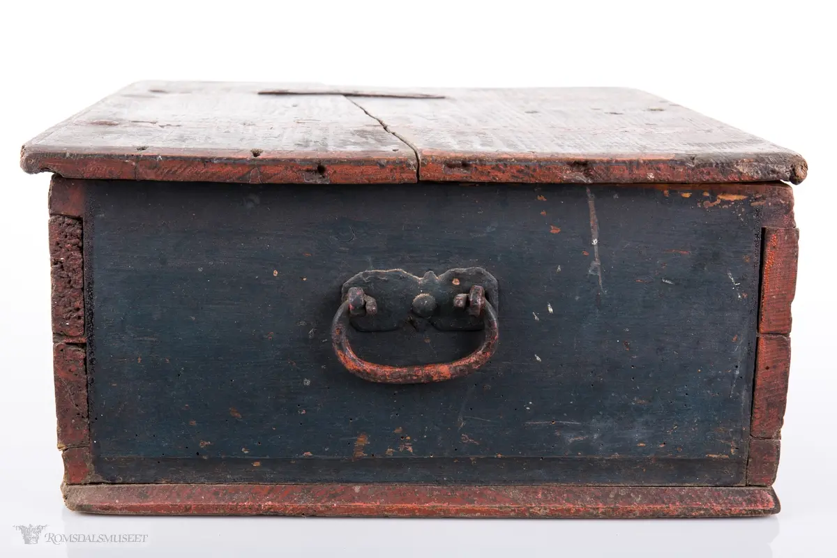 Rødmalte linjer og border på mørk bakgrunn.