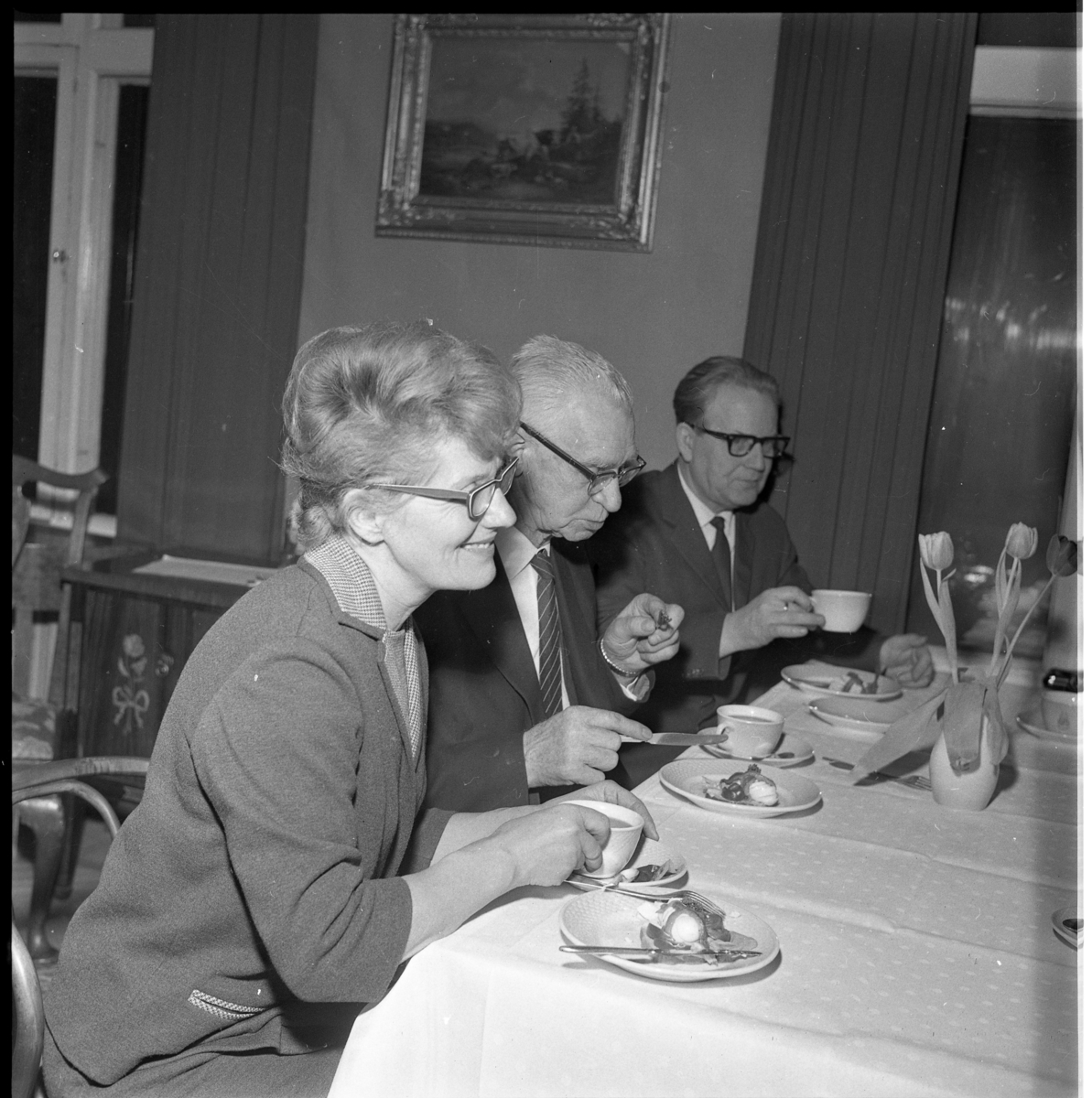 Gränna lottakår firar 35 årsjubileum med tesupé i Ribbagårdens festvåning i Gränna. Till bords, från vänster, okänd kvinna samt Enoc Enehed och Tage Grennfelt.