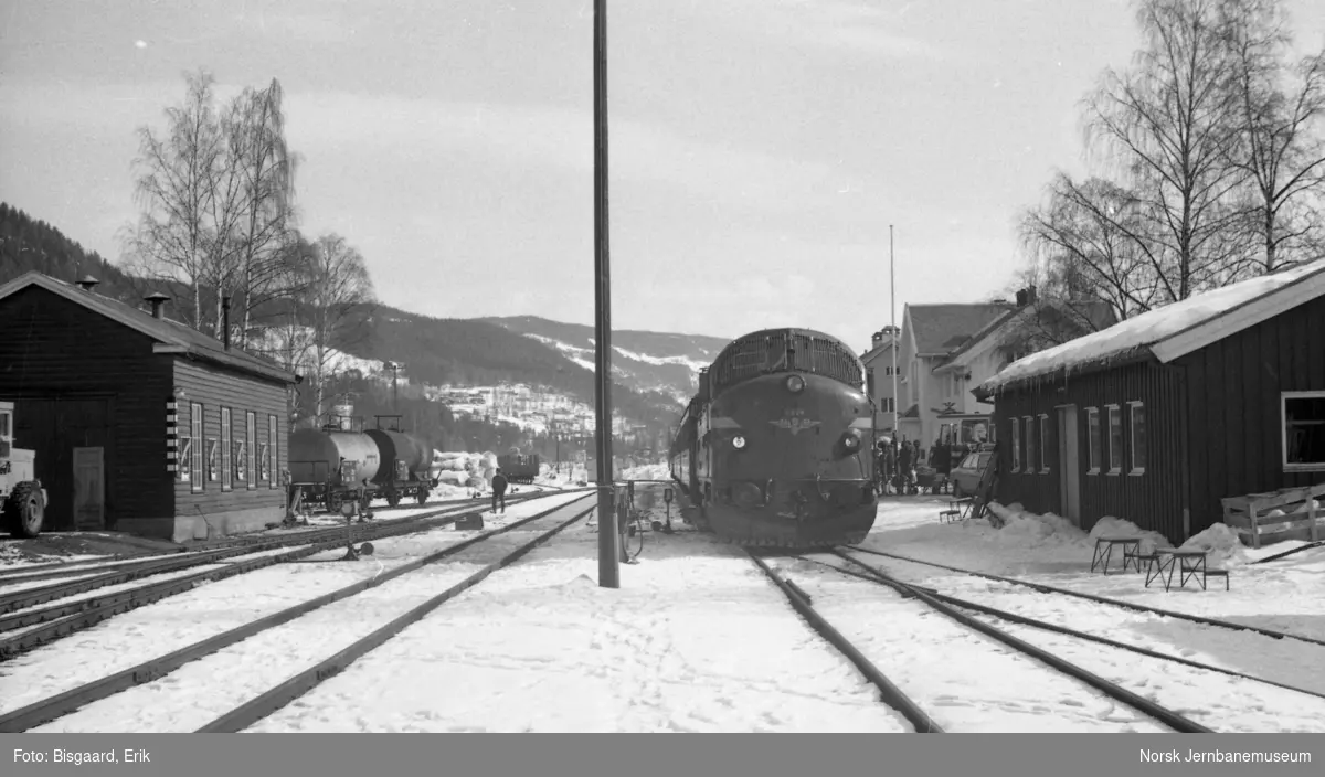 Fagernes stasjon med ankommet persontog, trukket av Di 3 624