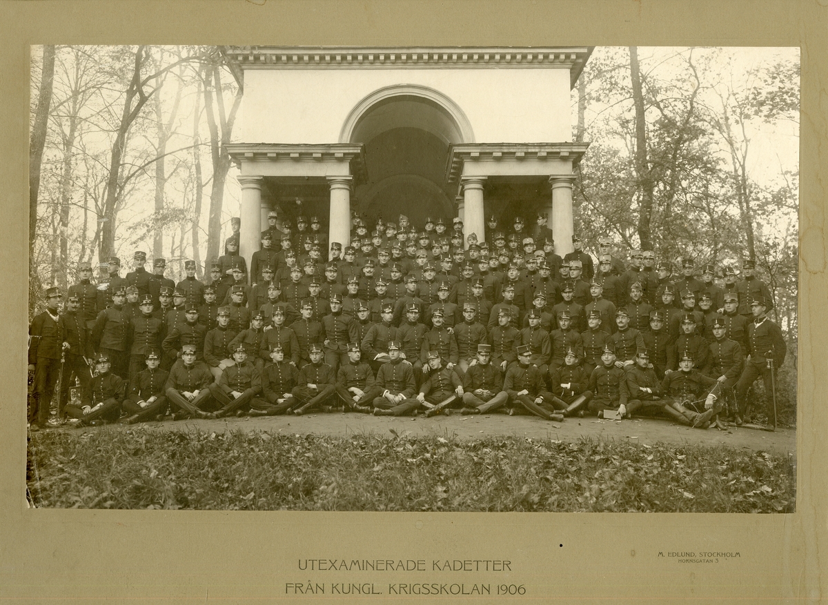 Grupporträtt av utexaminerade kadetter från krigsskolan 1906.