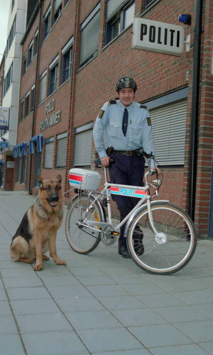 Politikonstabel Erlend Fjeldheim med den første uniformerte sykkelen til Follo politikammer og hunden Rex.