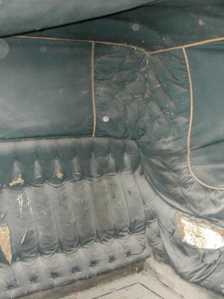 4-hjuls vogn med kalesje for to hester til persontransport. Fast kuskebukk, hovedsete og motsete med lokk. Fast kalesje. To lave dører.