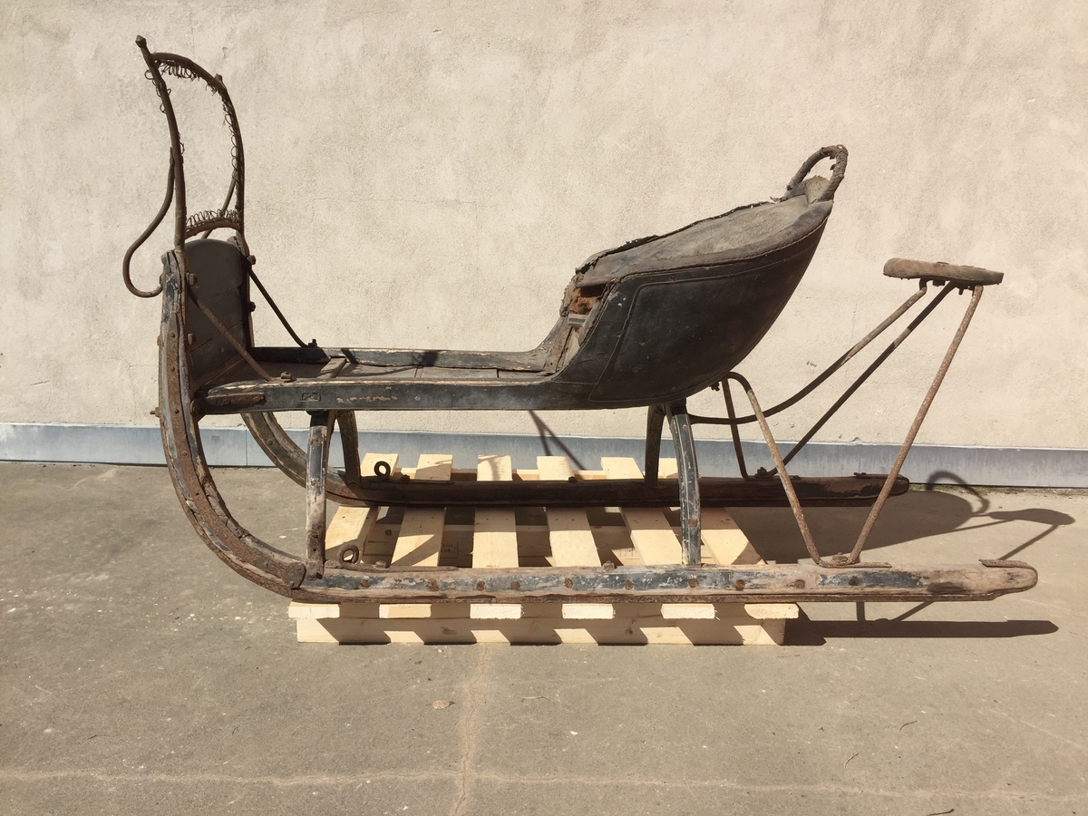 Slede for én hest til persontransport. Ett hovedsete  med svungen fasong for to personer. Hundsvott (sete) bak.