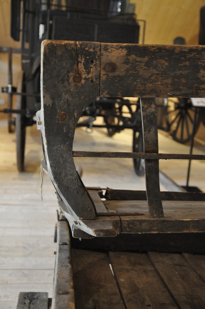 Vognkropp for trekk med én hest. Stolkjerre. Løst sete med avfjæring via to utkragede trestykker. Aksel og hjul mangler.