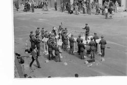 Divisjonsmusikken spiller på gata.