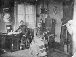 Damer på telefonsentralen Klara Støholen t. h. den andre ukj