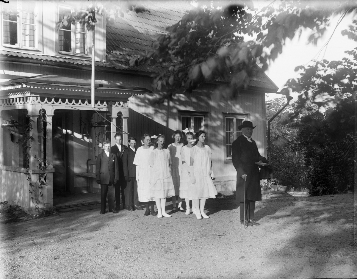 Kyrkoherde Brundin med konfirmander framför prästgården i Frösthults socken, Uppland 1925