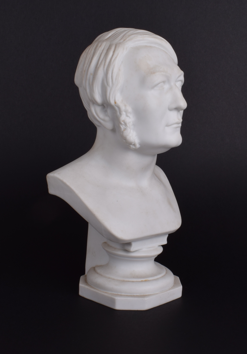 Byste av Henrik Wergeland på 8-kantet sokkel.