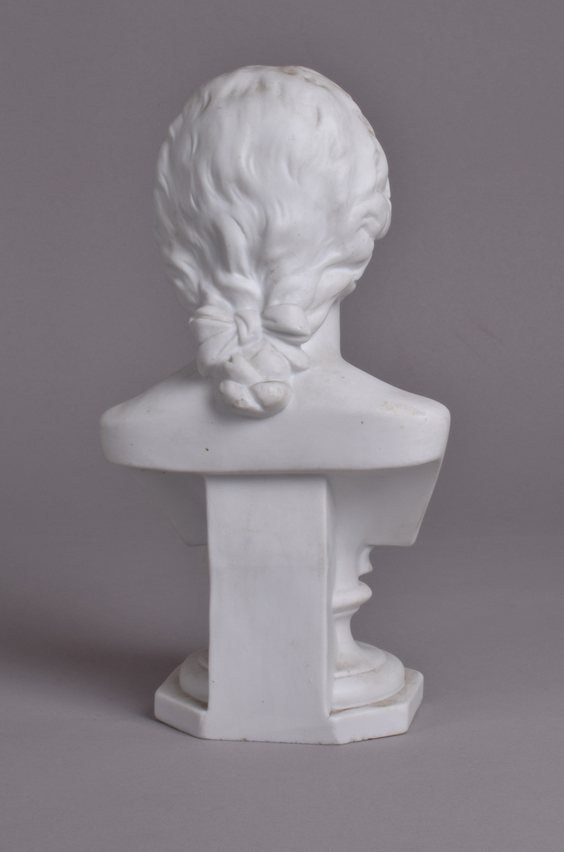 Liten byste av Mozart på 8-kantet sokkel.