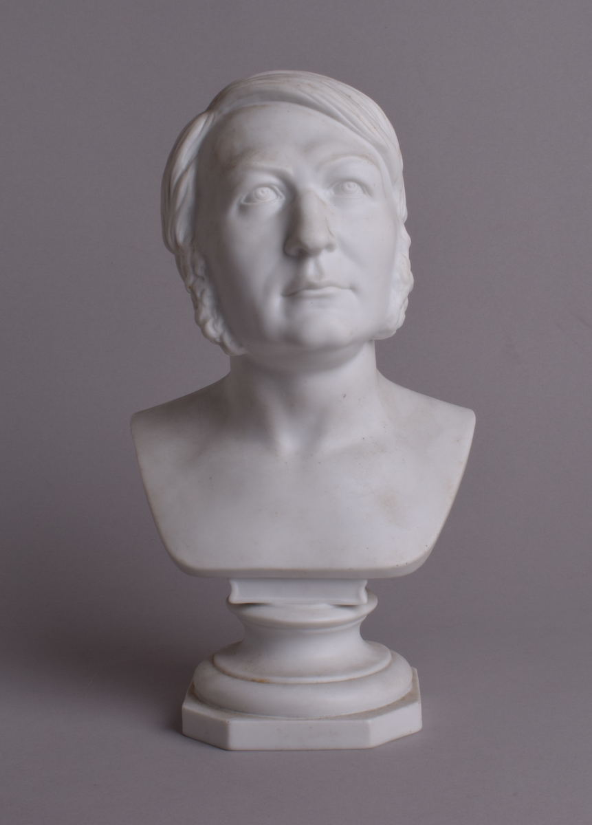 Byste av Henrik Wergeland på 8-kantet sokkel.