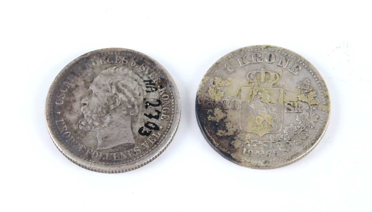 To svensk/norsk en kroner fra ulike årstall Den ene fra 1875, den andre fra 1877.