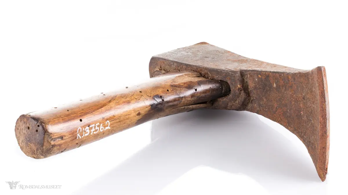 En kortskaftet hammer med en liten tverrøks i enden. Redskap som først og fremst ble brukt av bøkkere til å lage lås på tønnebånd med, men ble også brukt i andre håndverk.