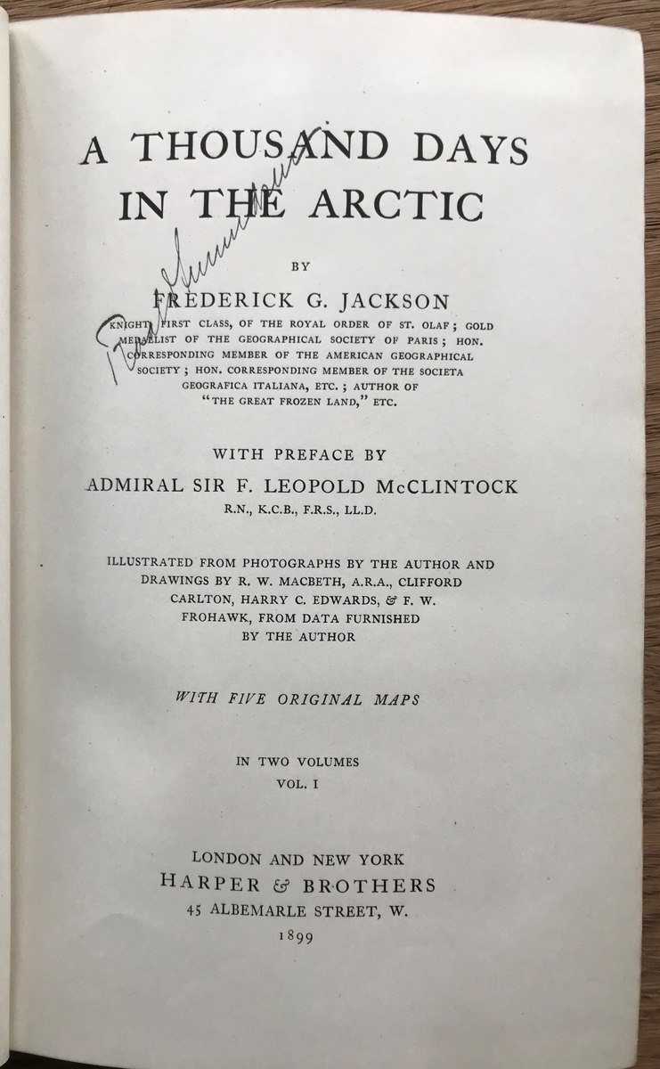 Bok. Jackson, Frederic : A thousand days in the arctic I-II. London & N.Y. 1899. Blått bind med gullskrift. Vannskadet bind. På tittelblad: Roald Amundsen
