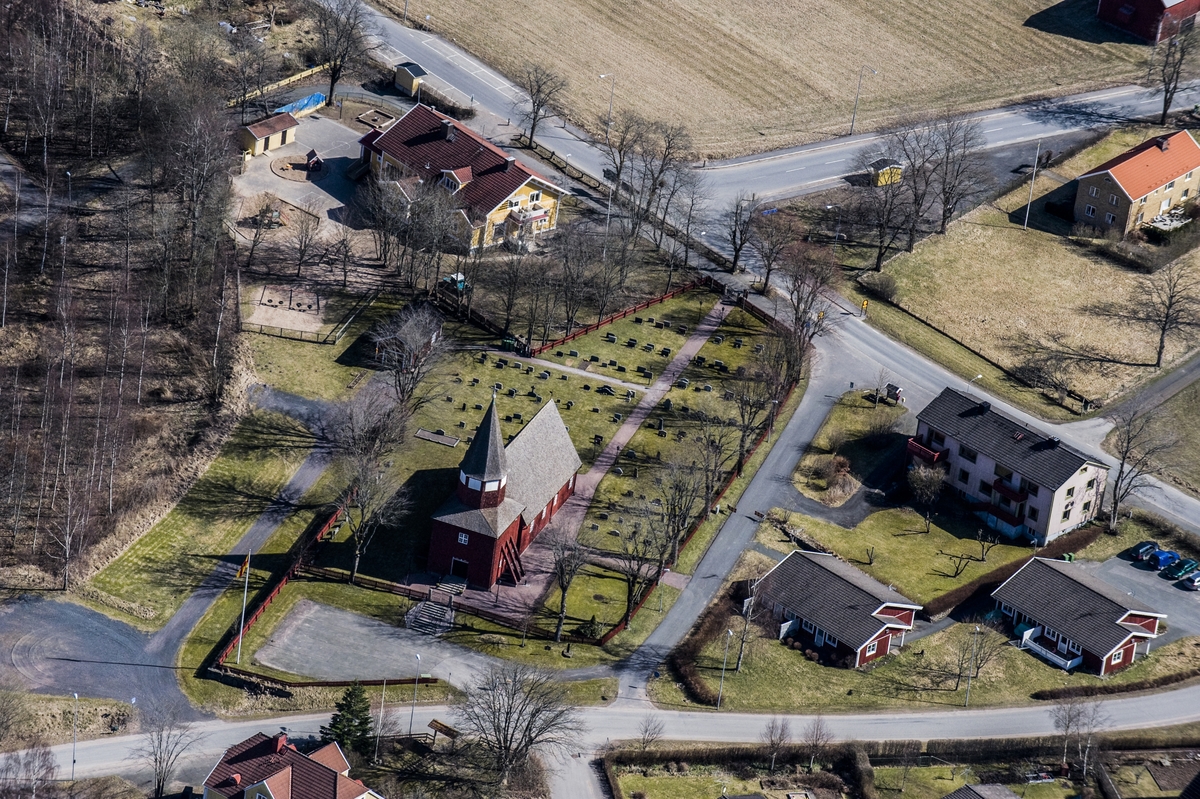 Flygfoto över Bondstorps kyrka i Vaggeryds kommun.