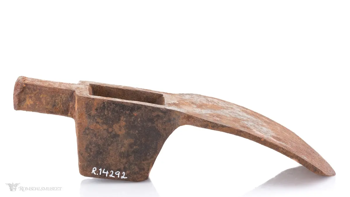 Øksehode med eggen på tvers i forhold til skaftefestet. Avrundet egg. Hammer med firkantet snitt i bakkant av hodet. En tverrøks brukes til å hugge stokker og planker for å jevne ut flater, forme bjelker og takrygger samt ved snekring og båtbygging.