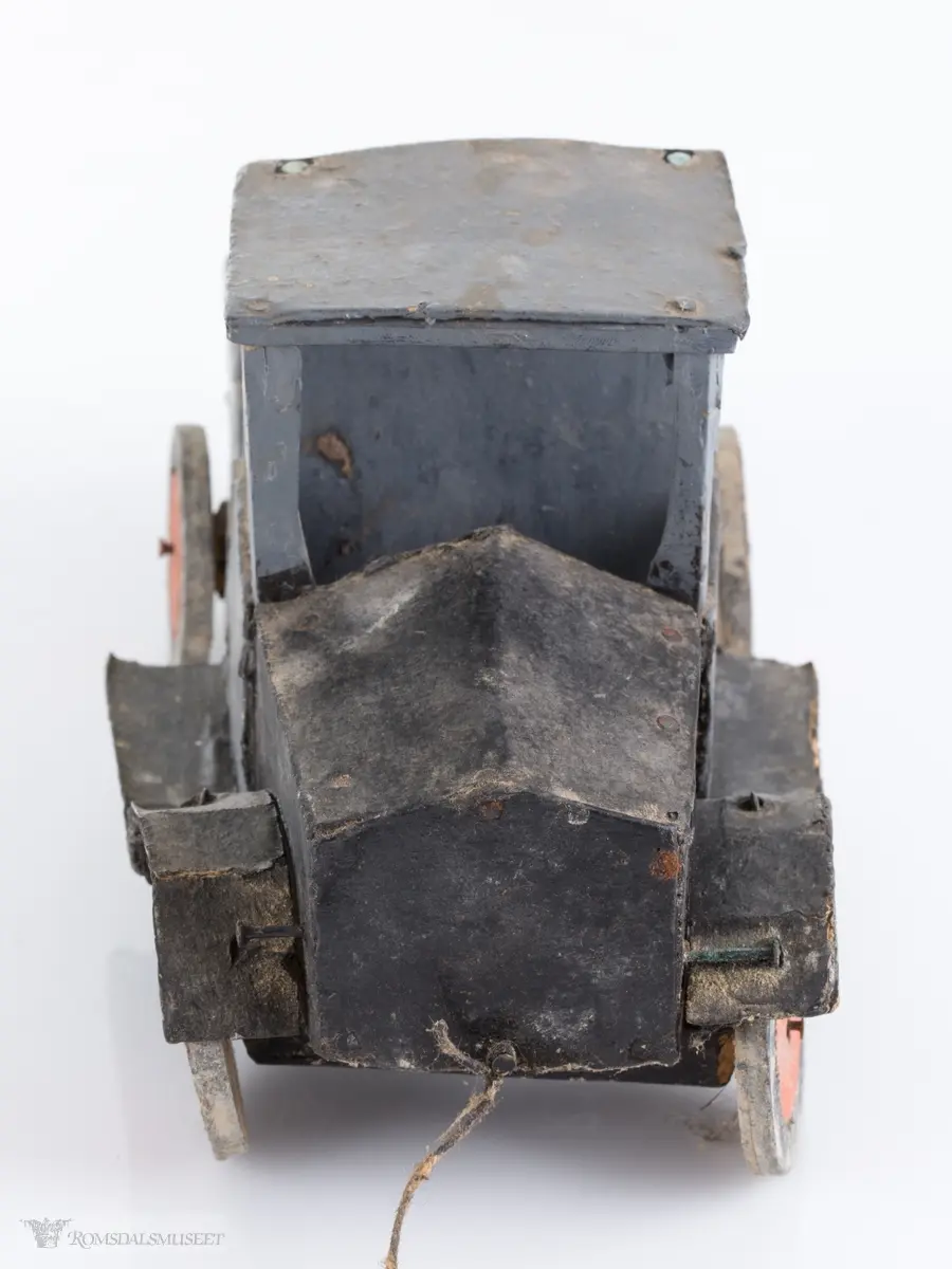 En liten leke- lastebil i tre.