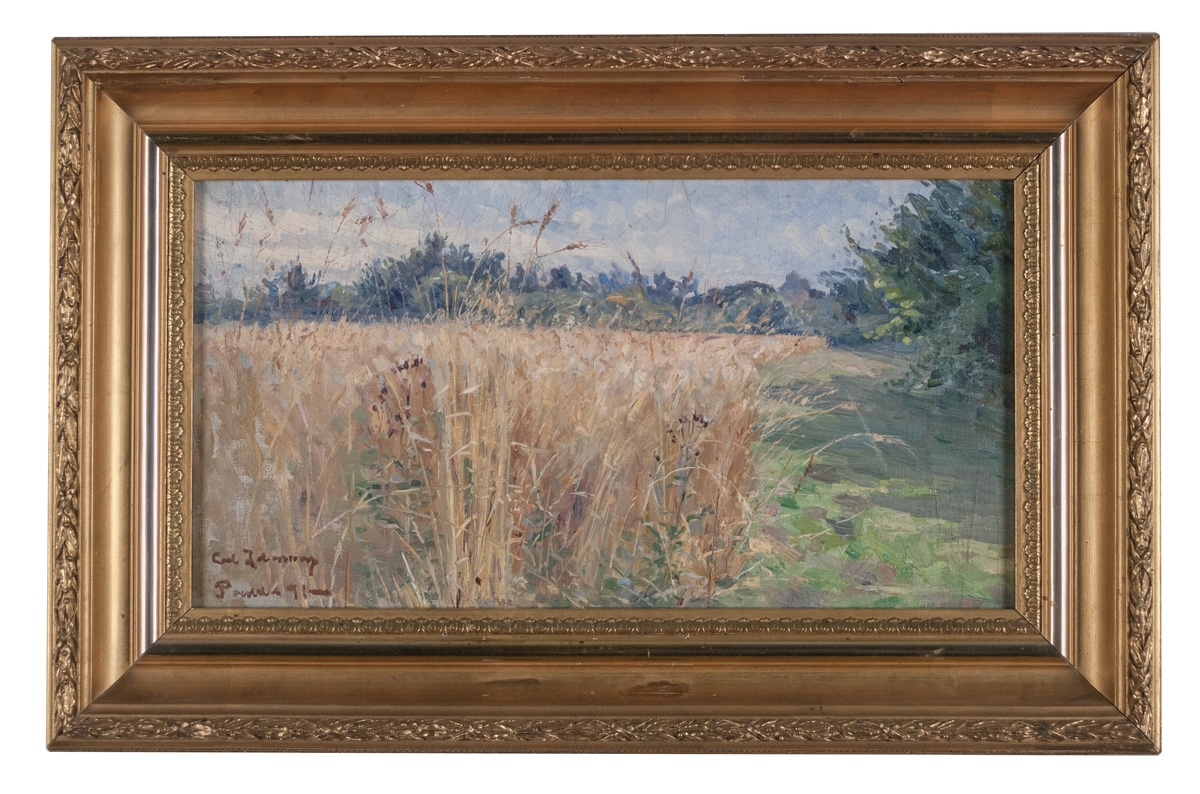 Oljemålning på duk, landskap från franska Pouldu 1891 av Carl Johansson. Närbild av moget sädesfält med en lövskog till höger. Förgylld ram.