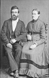 Portrett av ektepar. Berit og Simen Nyhus