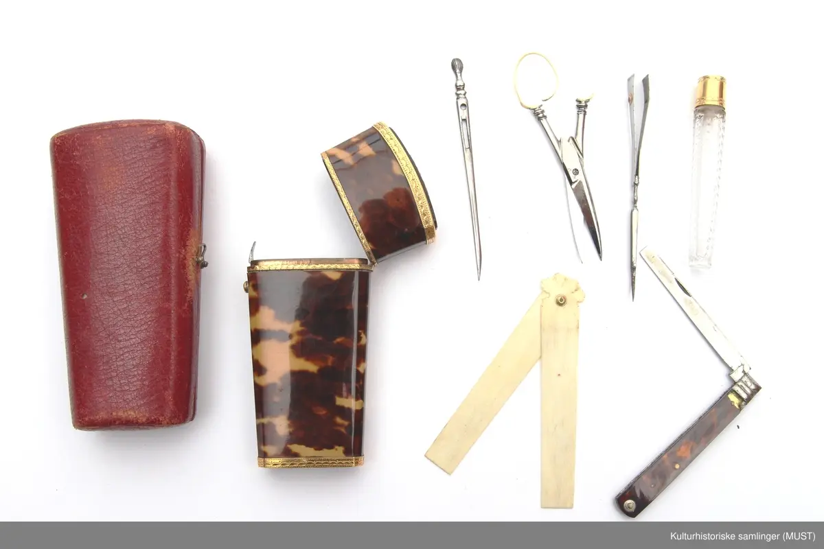 Gullbesetning med smale sisselerte border