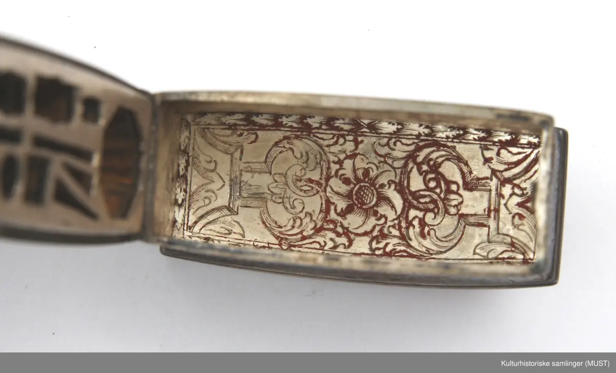 Fruktkurv, blomster og bladmotiver.