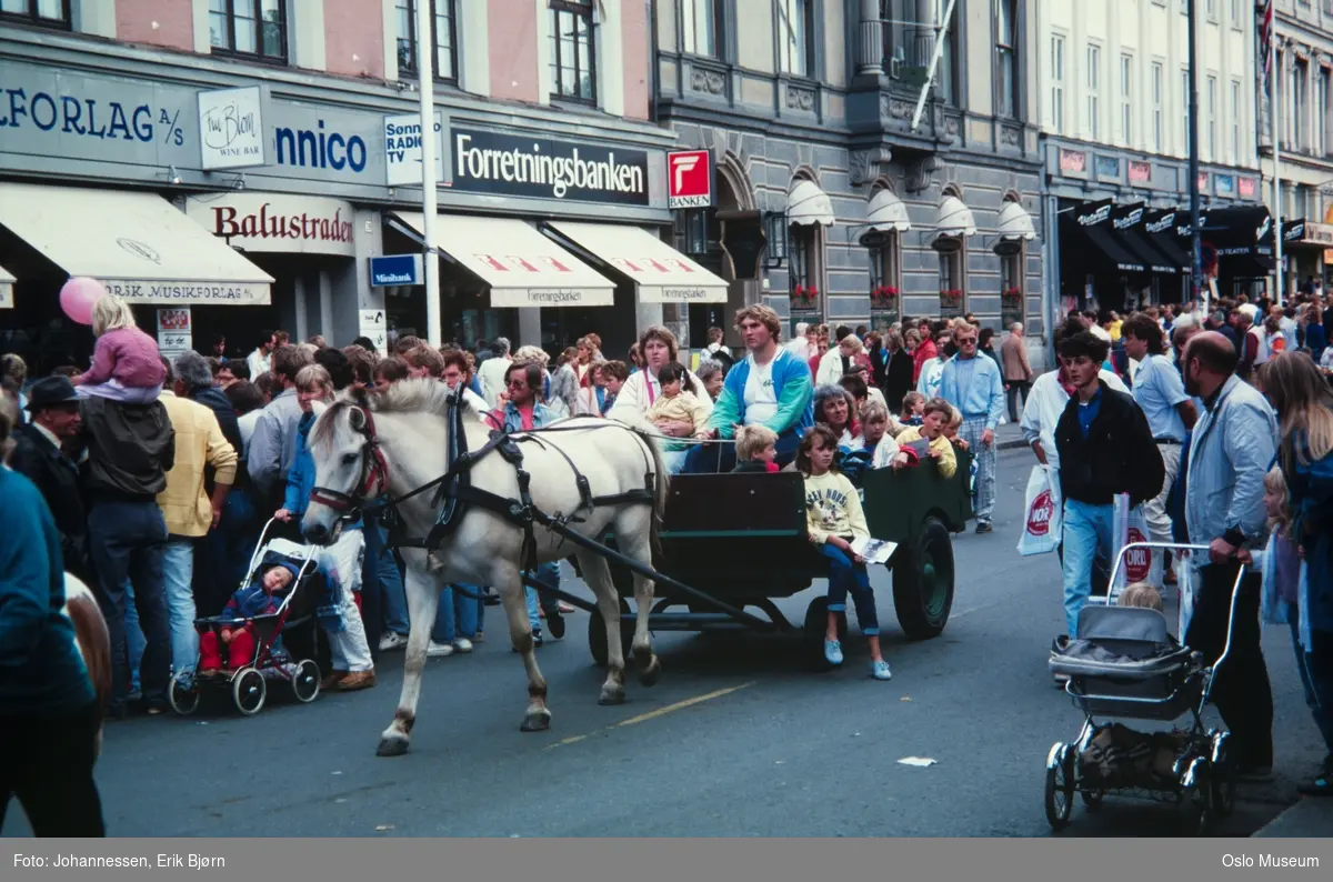 Oslo-dagene 1986, gågate, hest, vogn, barn, publikum, forretningsgårder